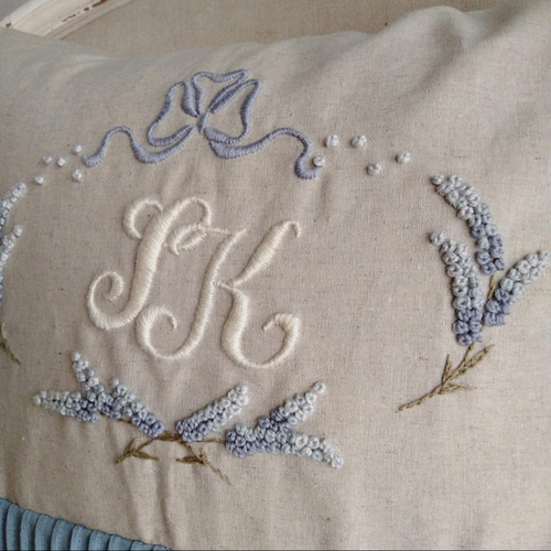 モノグラム刺繍リネンクッションカバー(ブルー×ラベンダー)手刺繍