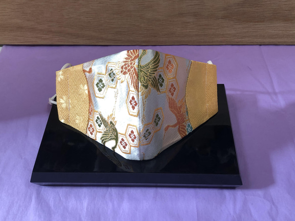 高級西陣織金襴マスク　花菱亀甲に鶴　立体縫製　抗菌防臭生地 2枚目の画像