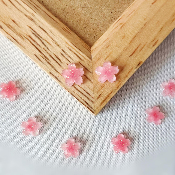 【再販】小さな一輪　煌めく桜のピアス/イヤリング 1枚目の画像