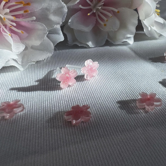 【再販】小さな一輪　煌めく桜のピアス/イヤリング 2枚目の画像