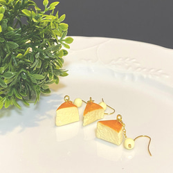 チーズスフレとミルクレープのピアス 1枚目の画像