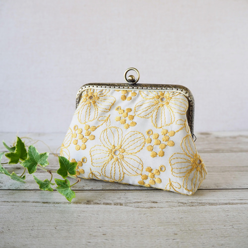 ミモザ色の刺繍がま口ポーチ がま口 IOKA 通販｜Creema(クリーマ)