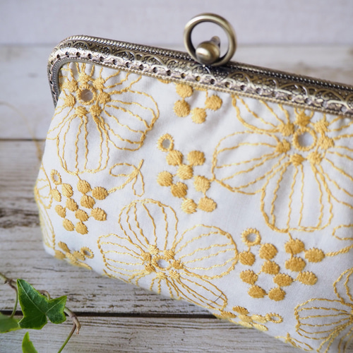 ミモザ色の刺繍がま口ポーチ がま口 IOKA 通販｜Creema(クリーマ)