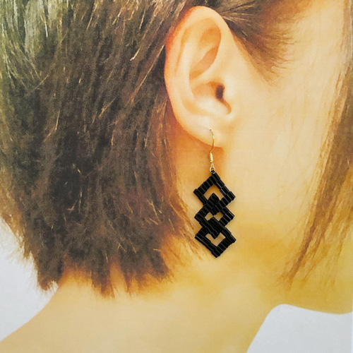 一分竹ビーズピアス/イヤリング 3連スクエアピアス(黒) ピアス（フック