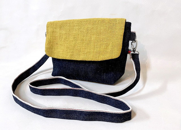 雙色迷你肩包，由含羞草色麻板和真正的藍色岡山牛仔布/智慧型手機單肩製成，可用作手拿包，還有小禮物。 第9張的照片
