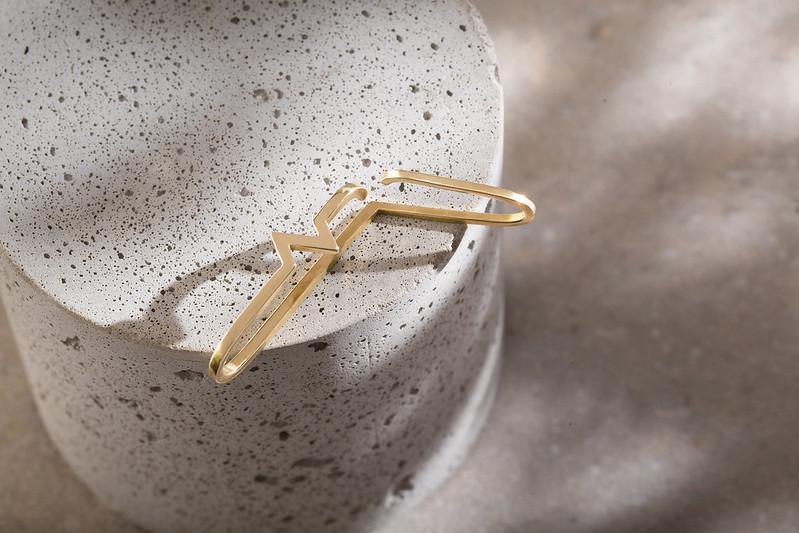 ネプチューン衛星EarCuffを打ち負かすネプチューン衛星EarCuff