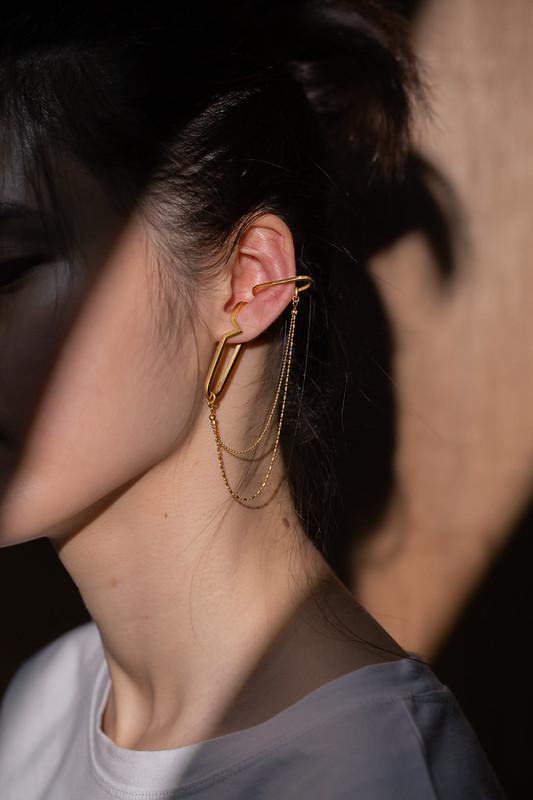 ネプチューン衛星EarCuffを打ち負かすネプチューン衛星EarCuff