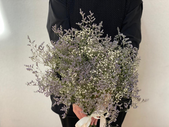 ブルーファンタジアとかすみ草ブーケ (かすみ草と紫色の小花の ブルーファンタジアとかすみ草ブーケ (かすみ草と紫色の小花の