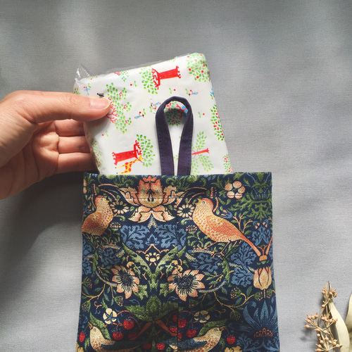 ☆ウィリアムモリスのいちご泥棒オックス生地ボックスティッシュケース　ハンドメイド ☆ウィリアムモリスのいちご泥棒オックス生地ボックスティッシュケース