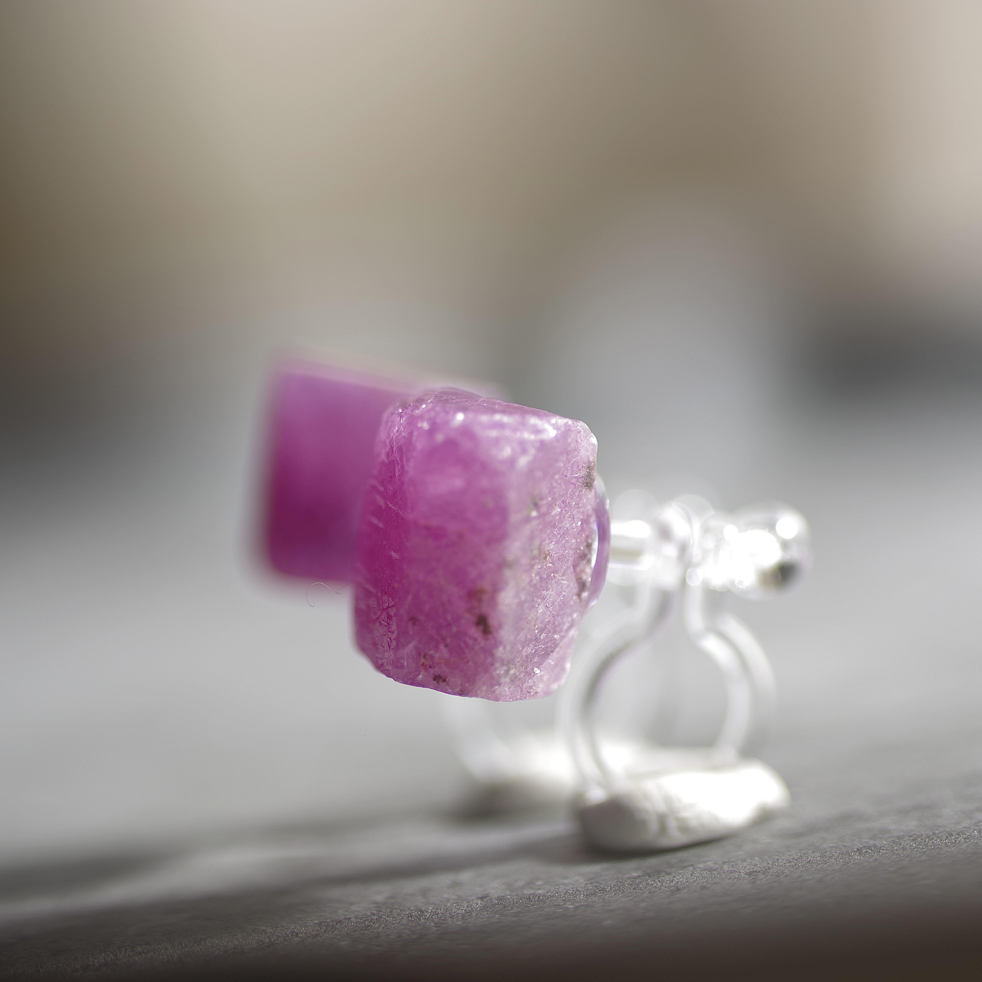 【一点もの】 ルビー 鉱物原石 ノンホールピアス (イヤリング) 天然石 (No.2028)