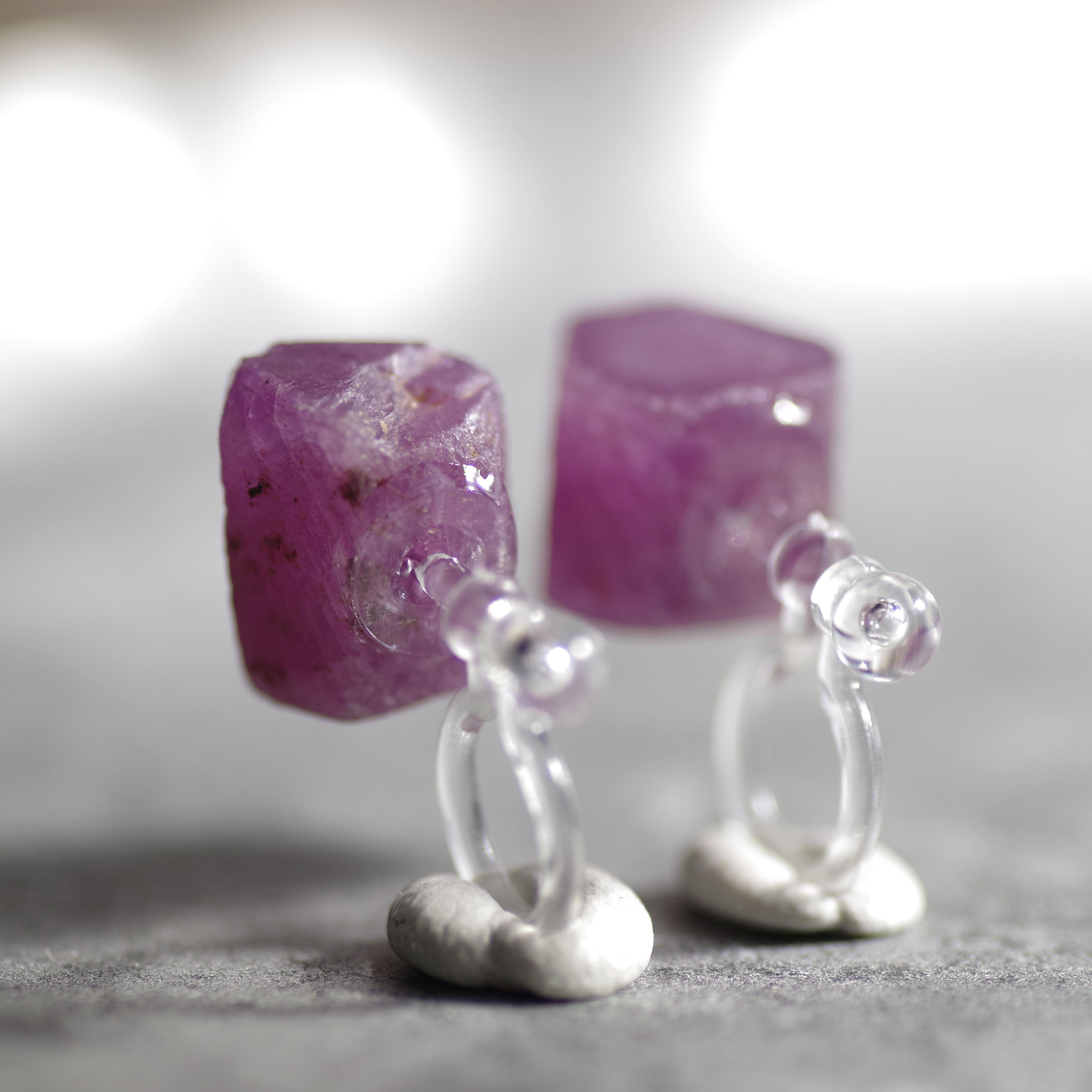 【一点もの】 ルビー 鉱物原石 ノンホールピアス (イヤリング) 天然石 (No.2028)