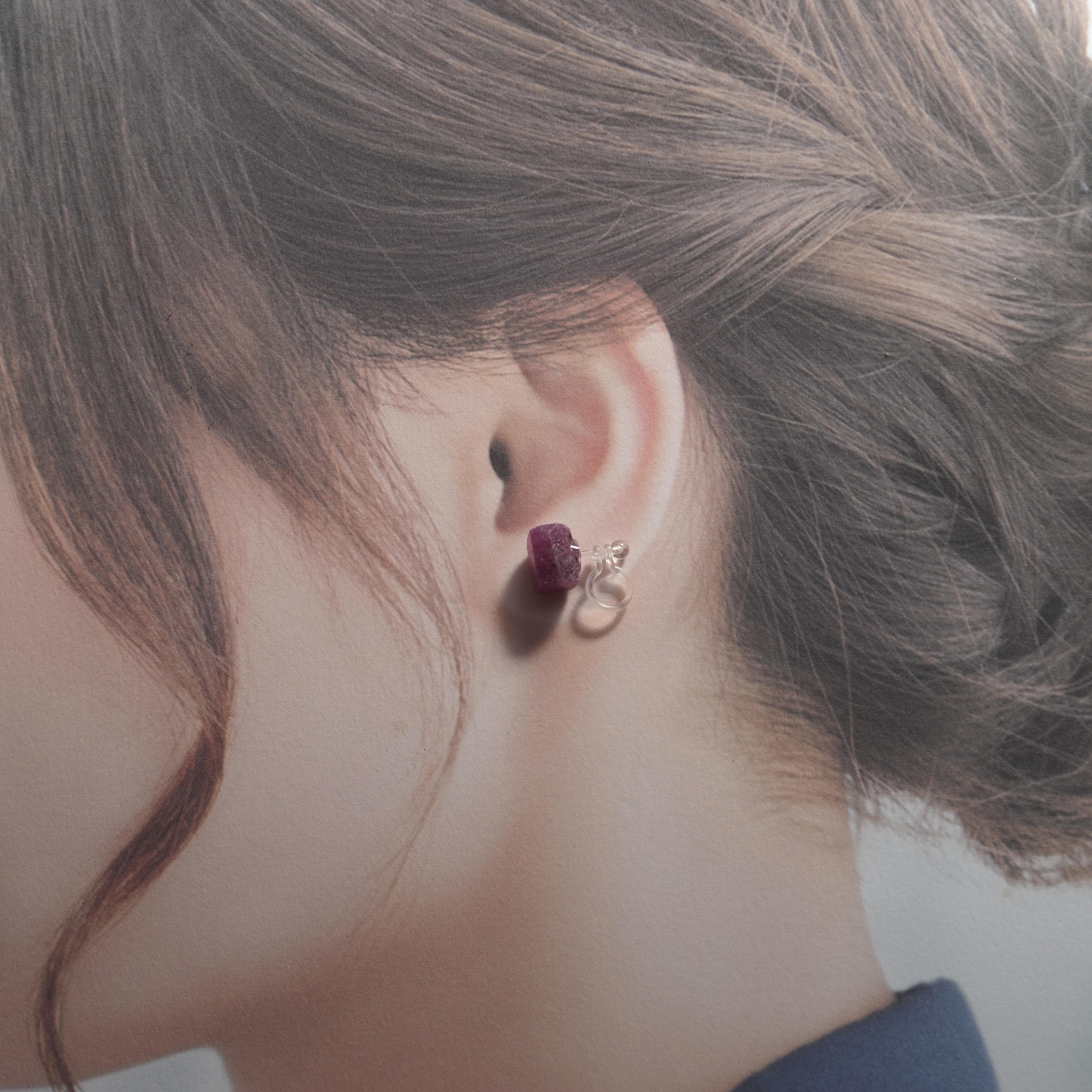 【一点もの】 ルビー 鉱物原石 ノンホールピアス (イヤリング) 天然石 (No.2028)