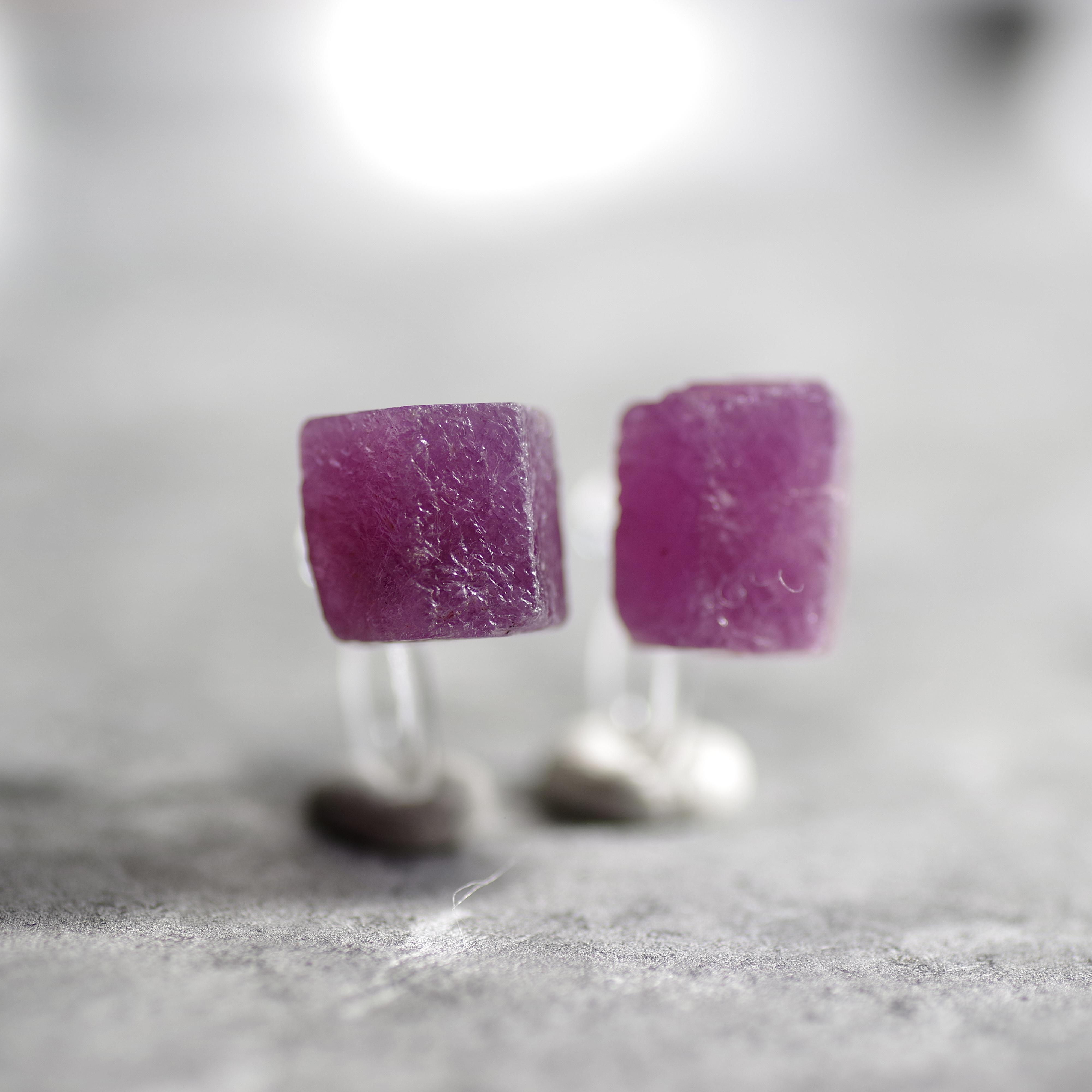 【一点もの】 ルビー 鉱物原石 ノンホールピアス (イヤリング) 天然石 (No.2028)