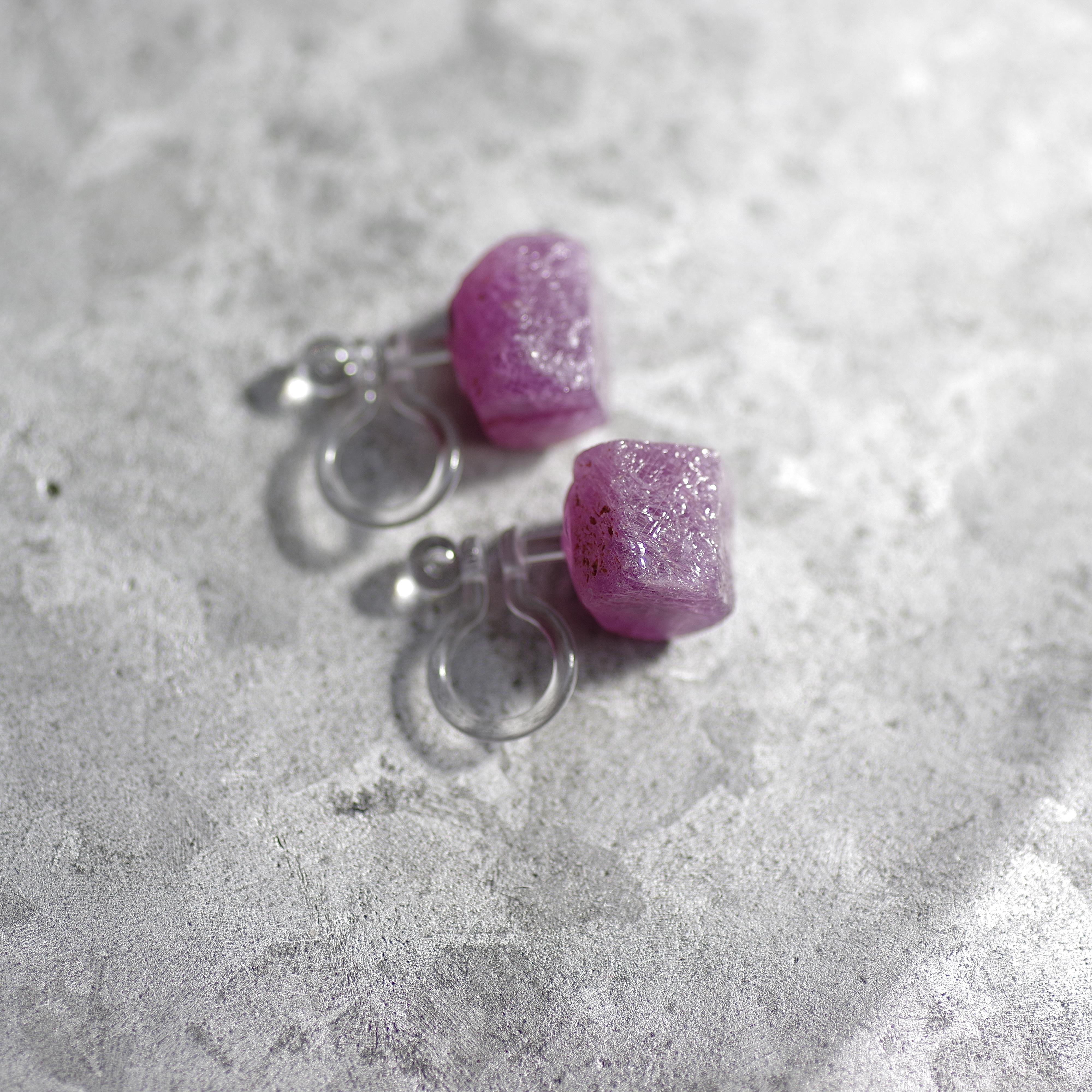 【一点もの】 ルビー 鉱物原石 ノンホールピアス (イヤリング) 天然石 (No.2028)