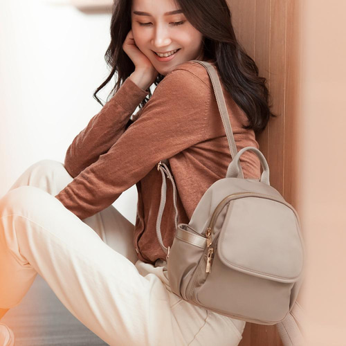 軽量7ポケット ナイロン ミニリュック 背面フアスナー(カーキ