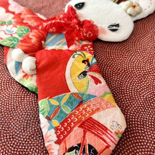 うさぎの壁掛け 古布タペストリー うさぎ 正絹 ちりめん 和布 レッド