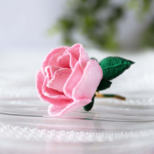 特集掲載》桃色のバラ【立体刺繍】 ポニーフック・ヘアカフス 春桜
