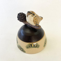 goyoumatsuさまオーダー作品★陶のハコ「ふくら雀と松ぼっくり」 1枚目の画像