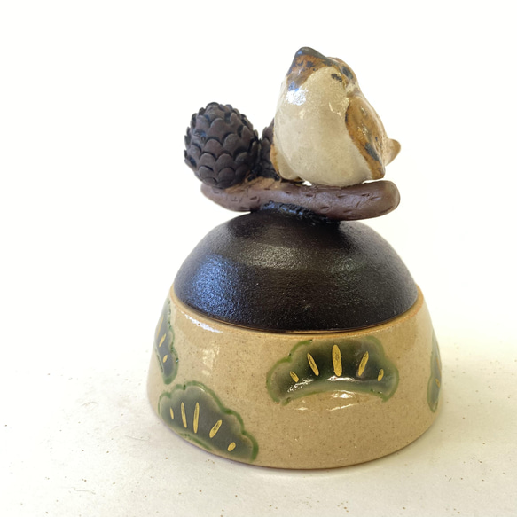 goyoumatsuさまオーダー作品★陶のハコ「ふくら雀と松ぼっくり」 2枚目の画像
