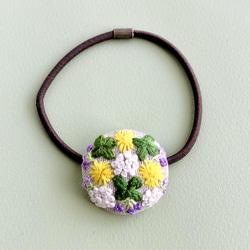 春の草花刺繍　くるみボタンヘアゴム 2枚目の画像