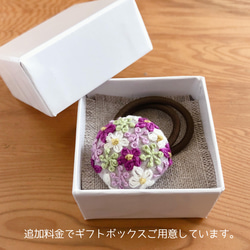春の草花刺繍　くるみボタンヘアゴム 4枚目の画像