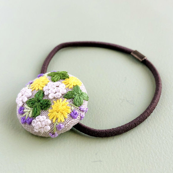 春の草花刺繍　くるみボタンヘアゴム 1枚目の画像