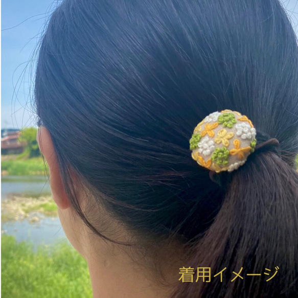 春の草花刺繍　くるみボタンヘアゴム 6枚目の画像