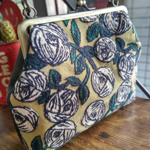 送料無料】ミナペルホネン/rosyロージィーカーキ 人気マルチがま口今