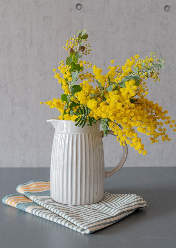 【花瓶&フレッシュミモザ】陶器マグとフレッシュミモザの花束をセットでお届け！ キッチンクロスセット  高さ35cm 1枚目の画像