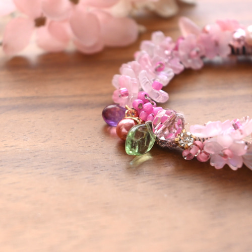 桜 咲き誇る、ビジュー シュシュ＊ブレスレット✨特集掲載作品