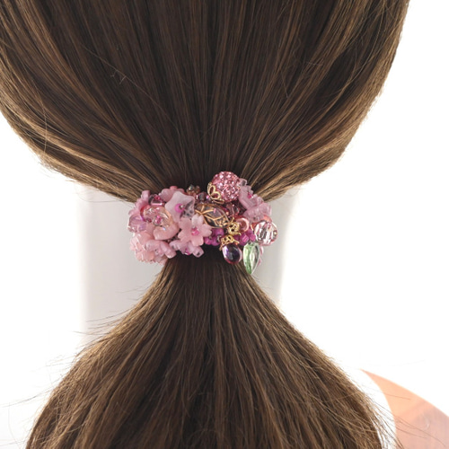 桜 咲き誇る、ビジュー シュシュ＊ブレスレット✨特集掲載作品