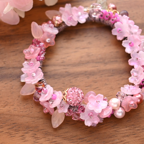 小さなシュシュを纏うブレスレット｜ビーズ×パール 桜 咲き誇る、ビジュー シュシュ＊ブレスレット✨特集掲載作品