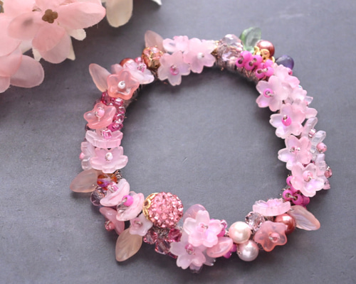 桜 咲き誇る、ビジュー シュシュ＊ブレスレット✨特集掲載作品