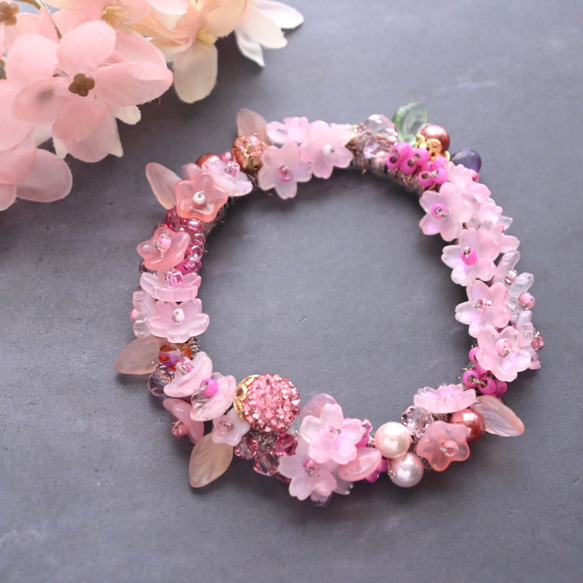 桜 咲き誇る、ビジュー シュシュ＊ブレスレット✨特集掲載作品