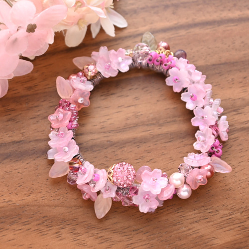 小さなシュシュを纏うブレスレット｜ビーズ×パール 桜 咲き誇る、ビジュー シュシュ＊ブレスレット✨特集掲載作品