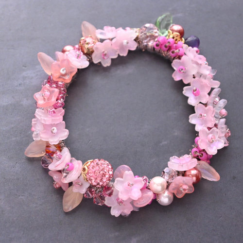 桜 咲き誇る、ビジュー シュシュ＊ブレスレット✨特集掲載作品