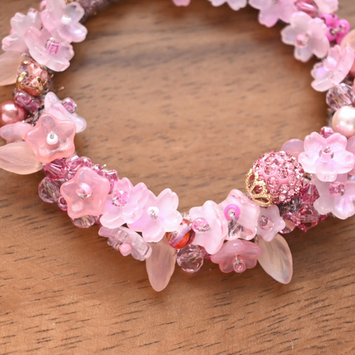 桜 咲き誇る、ビジュー シュシュ＊ブレスレット✨特集掲載作品