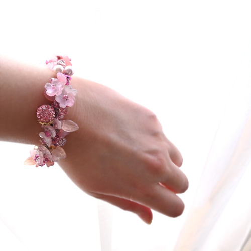 桜 咲き誇る、ビジュー シュシュ＊ブレスレット✨特集掲載作品