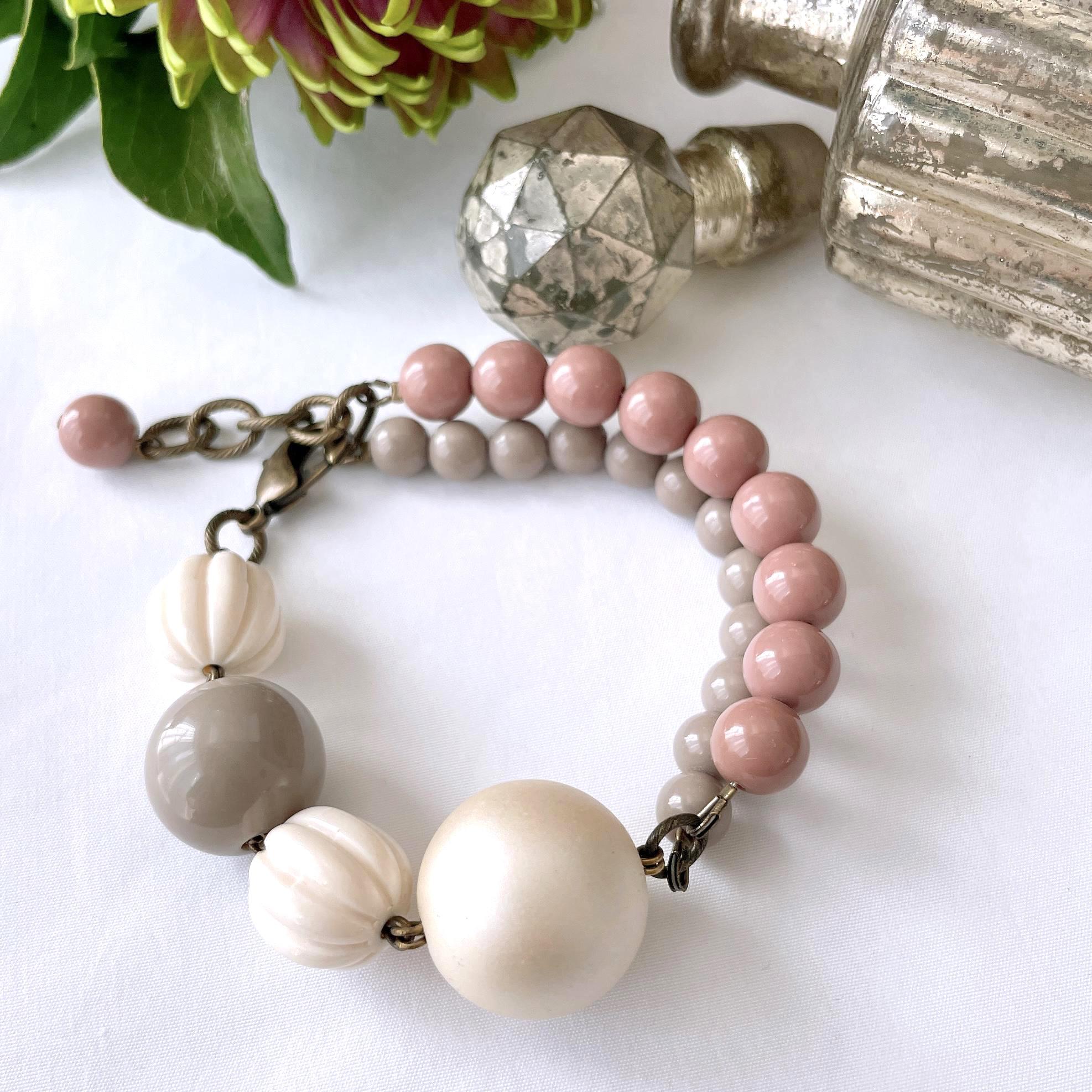 くすみカラーのボリュームブレスレット -スモーキーピンク-
