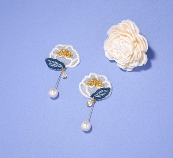 オーガンジー刺繍❁和風花の耳飾り～白椿～❁ 2枚目の画像
