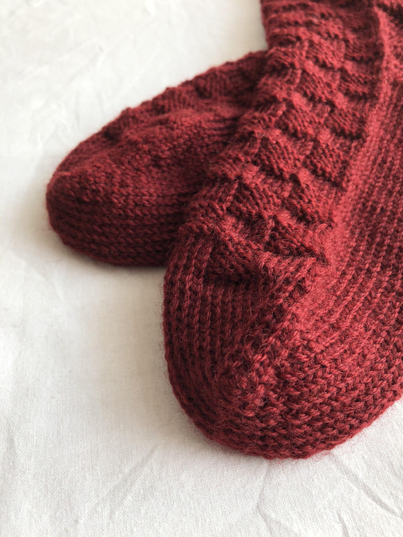 『石畳を散歩』市松模様の手編みの靴下【赤】 5枚目の画像