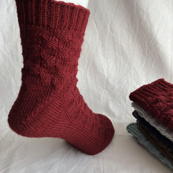 『石畳を散歩』市松模様の手編みの靴下【赤】 3枚目の画像