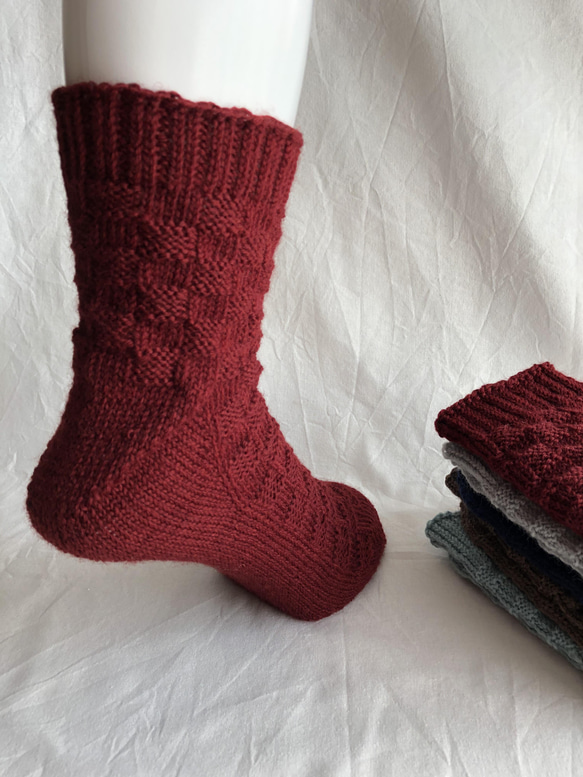 『石畳を散歩』市松模様の手編みの靴下【赤】 3枚目の画像