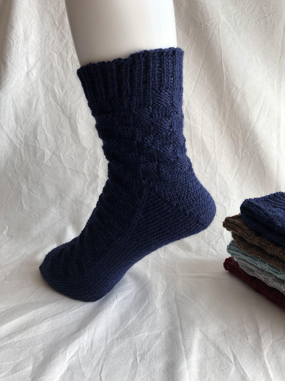 『石畳を散歩』市松模様の手編みの靴下【ネイビー】 2枚目の画像
