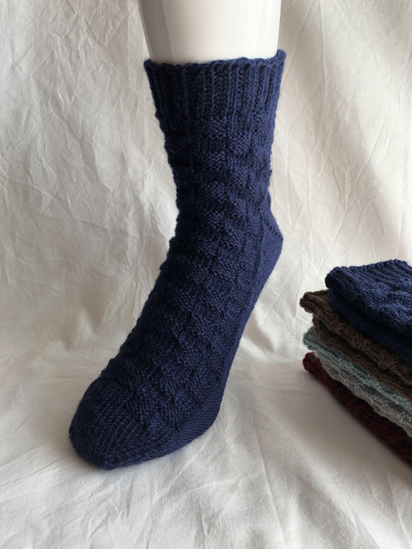 『石畳を散歩』市松模様の手編みの靴下【ネイビー】 1枚目の画像
