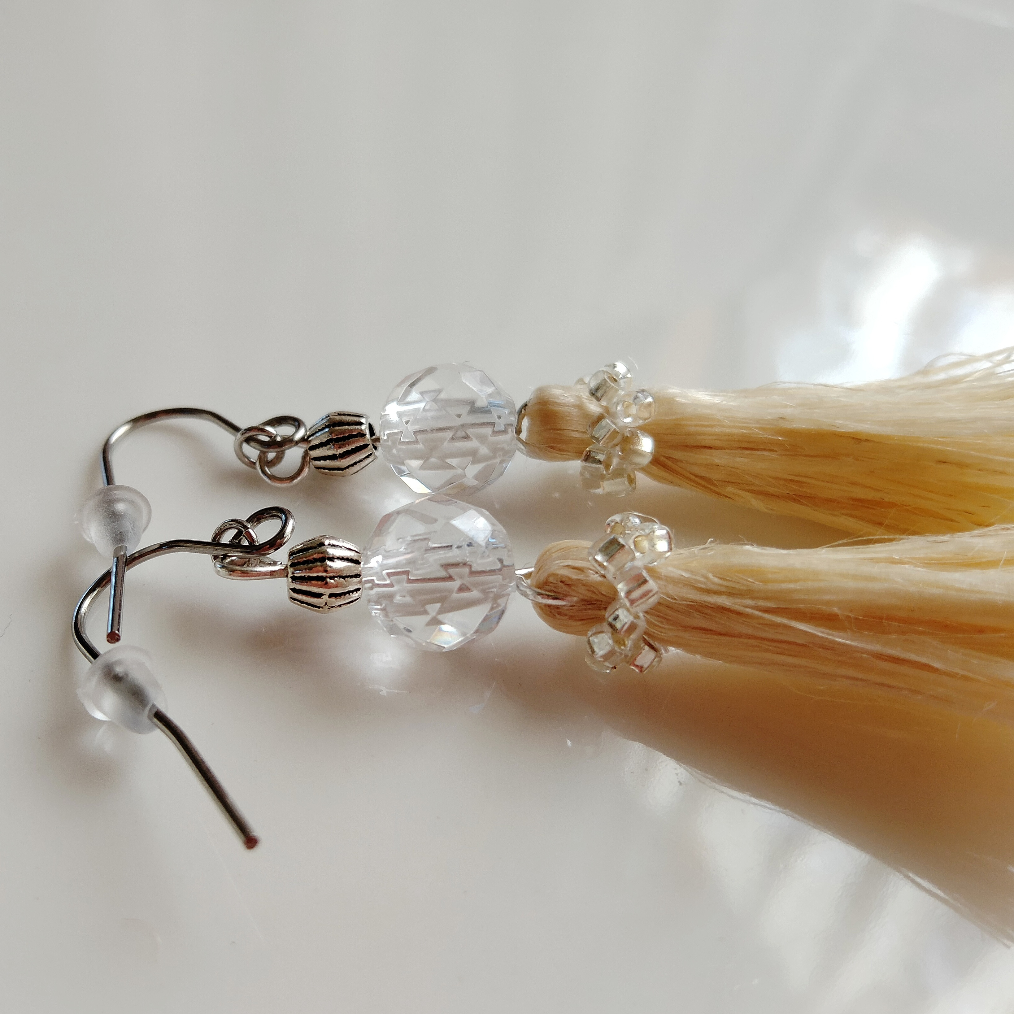 シルバー色 ベージュ タッセルピアス