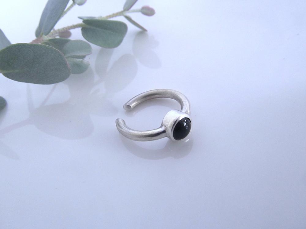 ブラックオニキスのイヤーカフ