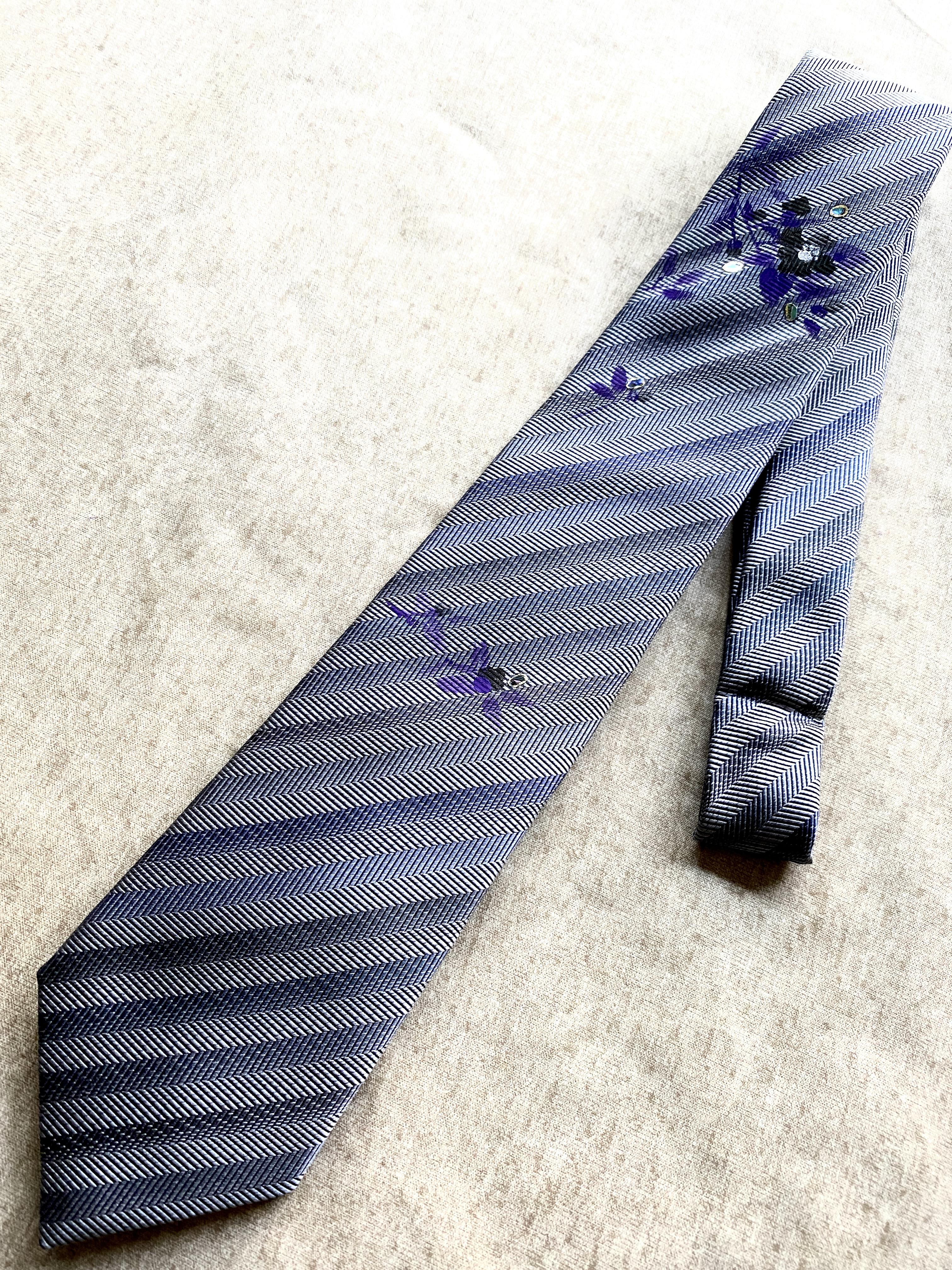 誕生花ネクタイ　グレーストライプ　『１月　つばき』京都・西陣織・手描き・螺鈿・ポストカード付き