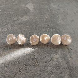 送料無料14kgf Keshi Pearls stud pierced earrings WHT M 1枚目の画像