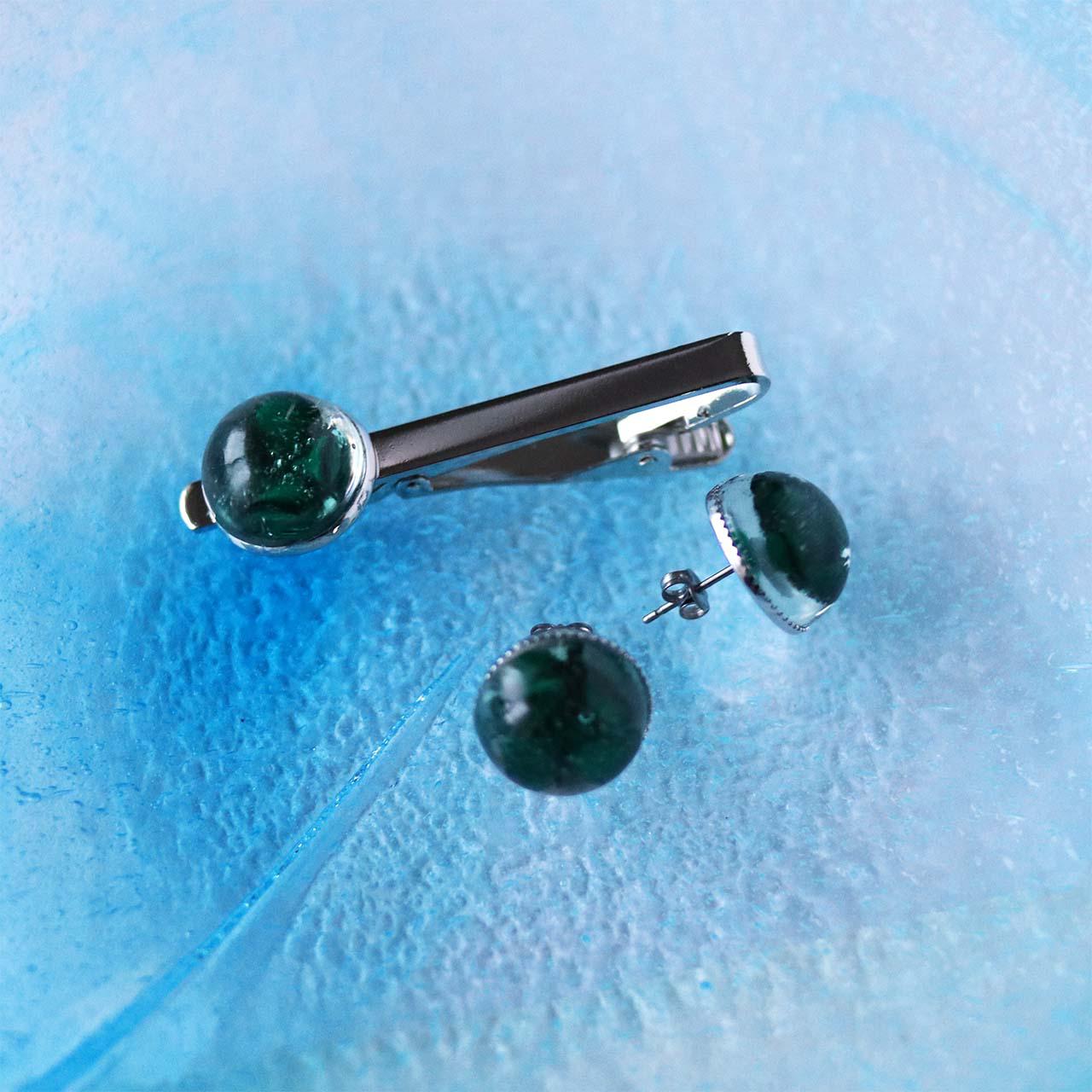 【バレンタイン】立体刺繍を閉じ込めた☘四つ葉のクローバーのピアスとお揃いのネクタイピン